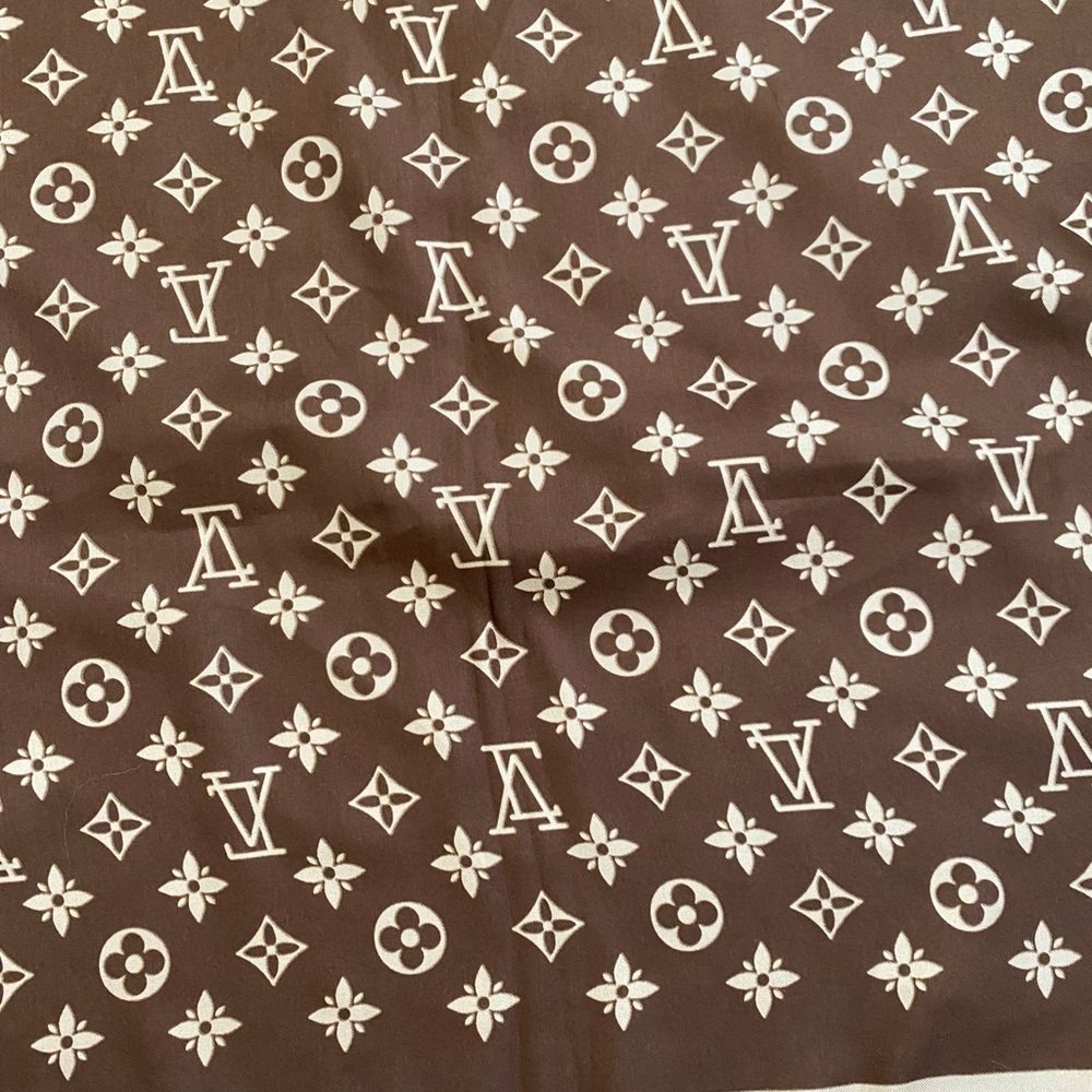 Women’s monogramed scarf - Picture 6 of 7